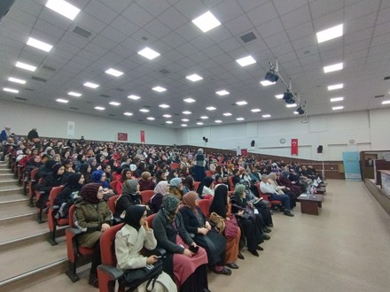 "Sahneden Secdeye Yolculuk" konulu konferans gerçekleştirildi.